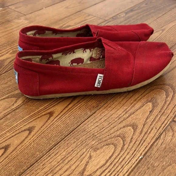 Fun Red TOMS! - Picture 3 of 5